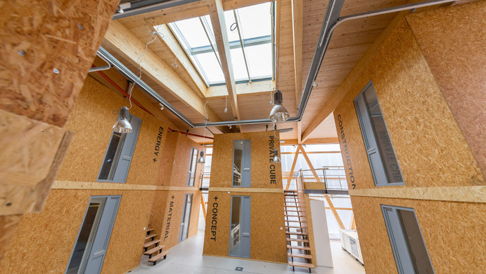 Die privaten Räume sind auf ein notwendiges Minimum beschränkt. Der größte Teil des Alltags spielt sich in den Gebimschaftsräumen ab. Die gesamte Energieversorgung übernimmt eine Photovoltaikanlage.