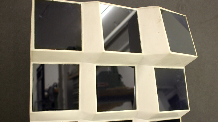 Eine Solarfassade in Facettenoptik vergrößert nicht nur den Platz für die Photovoltaikmodule, sondern kann auch die Verschattungsprobleme lösen.