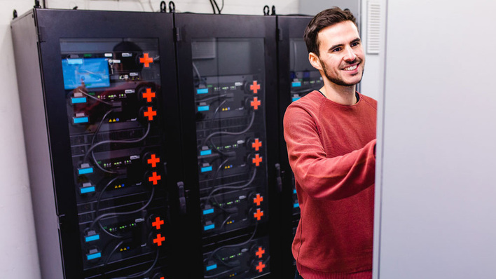 Über eine selsbt entwickelte Software werden die angeschlossenen Stromerzeuger, Speicher und Verbraucher optimal aufeinander abgestimmt.