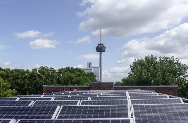 
Solargenerator auf dem Dach eines Gymnasiums in Köln. Nun will NRW auch Mieterstrom fördern.



