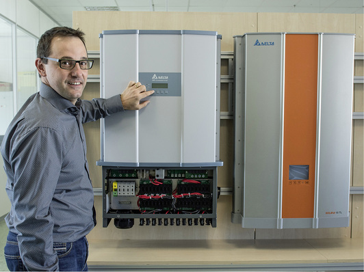 



Patrick Schahl vor dem neuen M88H (links), der deutlich kompakter ist als der Solivia 15 TL aus dem Jahre 2009.
