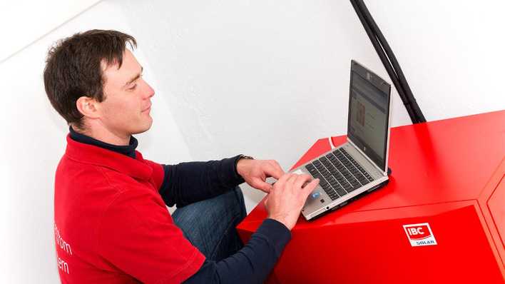 Eine grundlegende Voraussetzung ist, dass der Speicher vom Fachhandwerker installiert und in Betrieb genommen wurde.