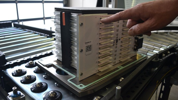 Aufbau eines Batteriemoduls bei Solarwatt in Frechen.