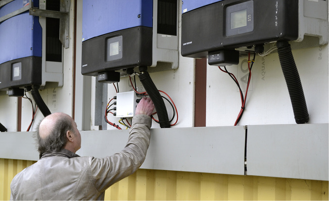 



Solarteur Hans Joachim Här hat die PID-Box von Ilumen in Weddingstedt installiert und kontrolliert regelmäßig den Heilungsfortschritt.
