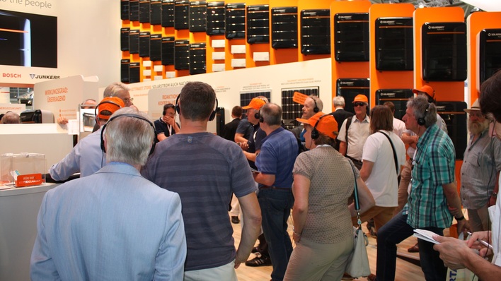 Teilnehmer einer PV-Guided-Tour 2016 am Messestand.