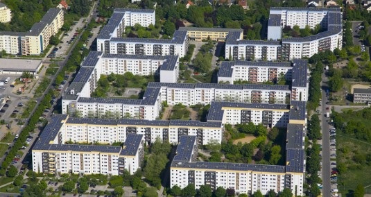 Quartierslösungen sind von der Fördeurng ausgeschlossen. Doch sollte der Solarstrom auch ins Nachbargebäude geliefert werden dürfen, so die Forderung von Greenpeace Energy.