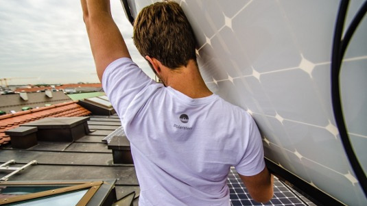 Die Solaranlage muss einen bestimmten Ertrag erwirtschaften, um die Kriterien der KfW-40-Förderung zu erreichen. Mit dem Speicher kann der Ertrag im Gebäude genutzt werden.