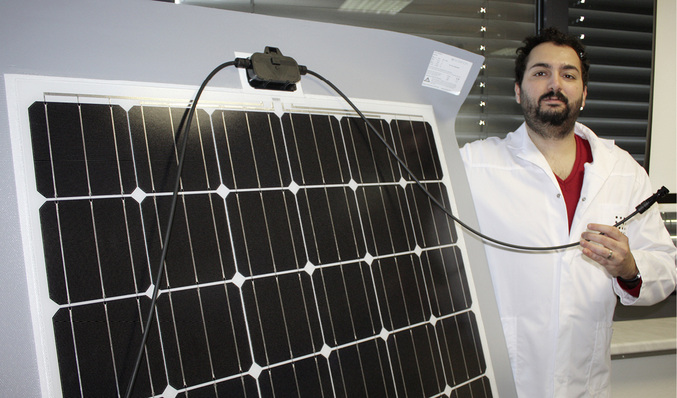 



Firat Aytas präsentiert die Neuheit: Das Modul wird direkt auf Dachfolie laminiert, die leicht auf dem Flachdach installiert werden kann.
