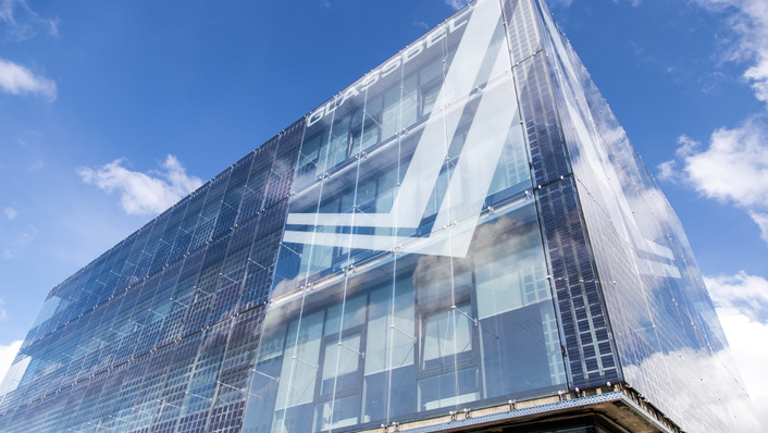 Insgesamt 15 verschiedene Modultypen haben die Monteure an die Fassade im litauischen Klaipeda gehängt. Der Ertrag kann sich durchaus sehen lassen.