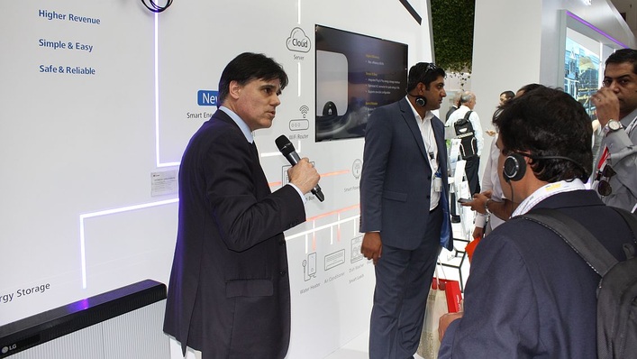 Am Messestand von Huawei in München informiert sich eine Investorengruppe aus Pakistan.