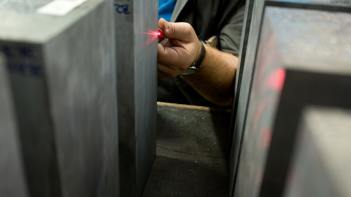 Die Wafer werden aus großen Siliziumblöcken geschnitten — in Zukunft vor allem mit Diamantdrahtsägen.
