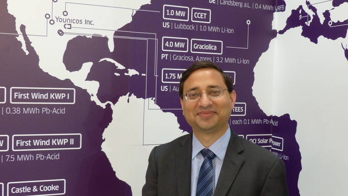 Vertriebschef Jayesh Goyal auf der Intersolar vor einer Karte, auf der die weltweiten Younicos-Projekte verzeichnet sind.