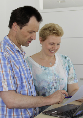 



Das Ehepaar Weber betreibt in Feldkirchen-Westerham in Oberbayern einen Fachbetrieb für Elektroinstallationen. Mittlerweile hat das Unternehmen 40 Mitarbeiter. Durch das Coaching macht die Arbeit wieder Spaß und wirft höhere Gewinne ab. 
