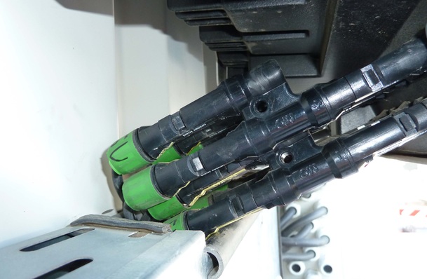 Hier wurde der Biegeradius nicht beachtet und die Kabel direkt am Stecker stark abgeknickt abgeführt. Solche Fehler können zu Lichtbögen führen.