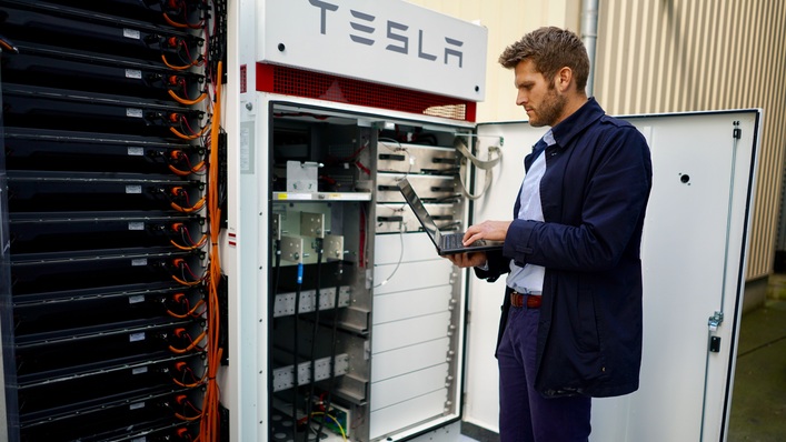 Christian Appel nimmt den Speicher von Tesla in Betrieb.