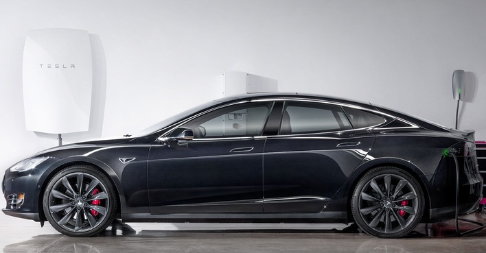 Gut einen Tag muss der Tesla mit 3,7 Kilowatt Leistung am Stecken hängen.