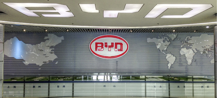 



China (links) und die Welt auf einen Blick: Foyer der Konzernzentrale in Shenzhen.
