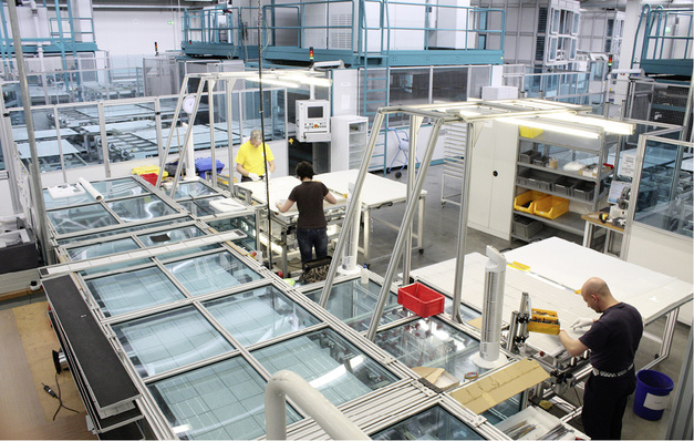 



In deutschen Modulfabriken wie hier bei Heckert Solar ist die Auftragslage derzeit gut. Die zugesagten Lieferfristen werden eingehalten.
