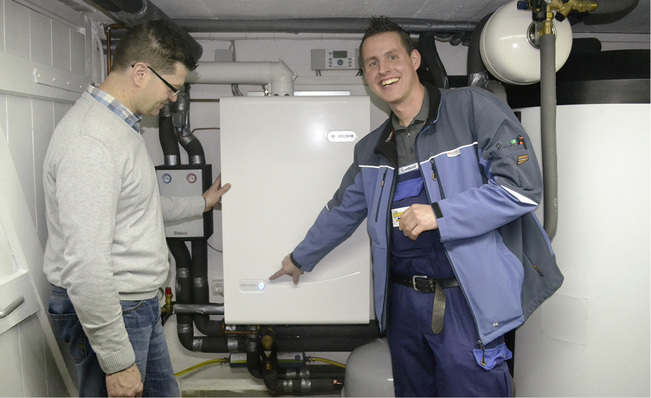 



Installateur Christian Elsenbusch führt dem Hausherrn die neue Anlage vor und weist ihn ein.
