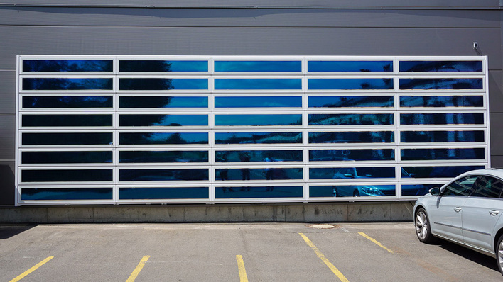 Hoesch integriert die organische Solarfolie in die Sidingelemente. Diese werden dann Fassadenbauern und Architekten als fertige Produkte für die Gebäudehülle angeboten.