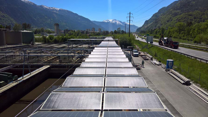 Das solare FAltdach überspannt einen Teil der Kläranlage. Wenn der Versorger gute Erfahrungen mit der Anlage macht, sollen später noch weitere dazukommen.