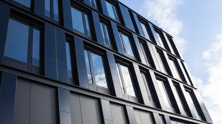 An der CIGS-Fassade am neuen Institutsgebäude des ZSW in Stuttgart messen Forscher den Ertrag.