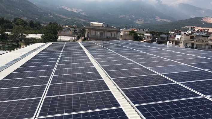 BU: Aufdach-Anlage in Antalya mit einer Leistung von 200 kWp und neun PIKO-Wechselrichtern.