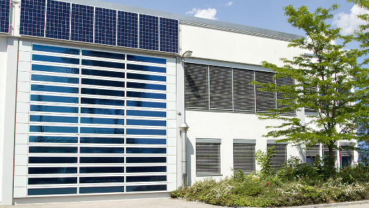 Welche Technologie liefert mehr Strom? Das ist die Frage, der die Lechwerke zusammen mit Heliatek, SVG und Innogy jetzt auf den Grund gehen wollen.