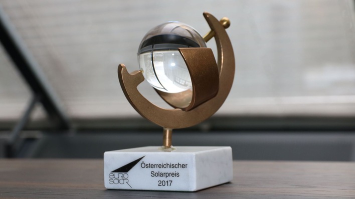 Die edle Solarpreis-Trophäe hat einen würdigen Platz im Werk bekommen.