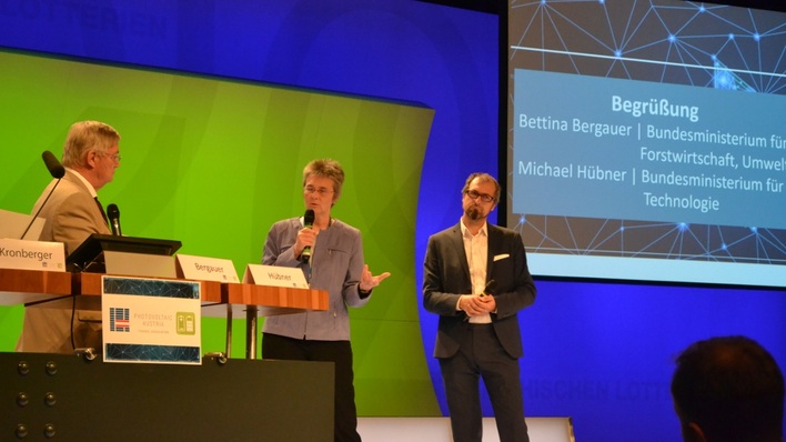 Hans Kronberger, Präsident von PV Austria), Bettina Bergauer vom Umweltministerium und Michael Hübner vom Verkehrsministerium (v.l.n.r.) informieren die Teilnehmer der Speichertagung in Wien über die aktuelle Entwicklung der Rahmenbedingungen für Speicher.