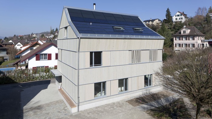 Glas-Glas-Module sind langlebiger als Glas-Folie-Paneele, was den Wünschen der Bauherren entgegenkommt.