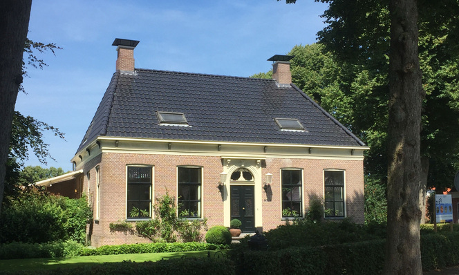 Wer partout die Moduloptik auf seinem Hausdach vermeiden will, findet mit solaren Dachziegeln eine überzeugende Alternative.