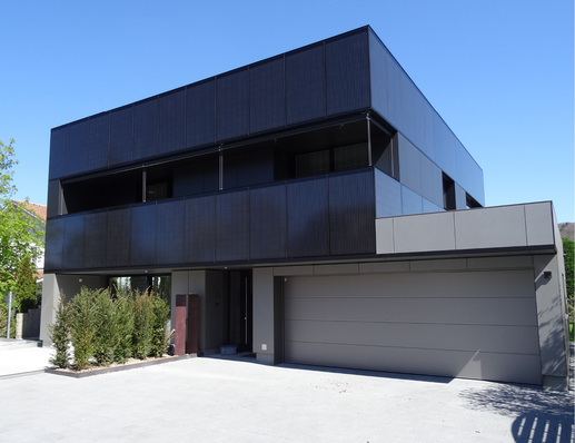 



Auf Standard zurückgegriffen: Die Module sind preiswerter als die hellen Eternitplatten. Zusammen ergeben sie eine harmonische und lockere Fassade.
