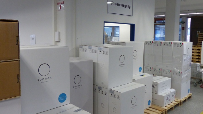 Bereit zur Auslieferung nach Italien: fertige Sonnenbatterien rechts.