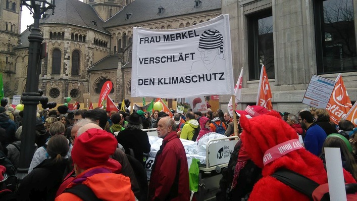 Viele Menschen fanden sich am Bonner Münster zum Start der Demo.