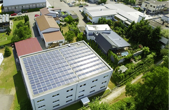



Die eigene Photovoltaikanlage produziert 60 Prozent des Energiejahresbedarfs.
