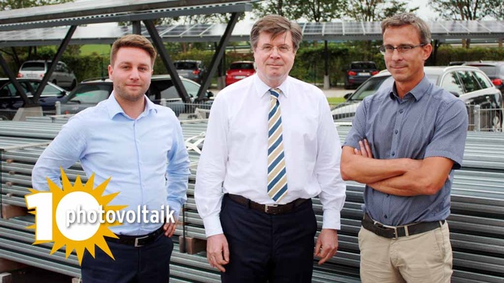 Tom Graf ist Vorsitzender der Geschäftsführung (CEO) der Schletter Gruppe. Dr. Cedrik Zapfe ist Gesamtleiter für Technik und Entwicklung (CTO) der Schletter GmbH in Haag in Oberbayern. Manuel Schwarzmaier leitet den Vertrieb für Dachsysteme der Schletter GmbH.