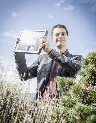 



David Stickelberger



ist seit 1998 Geschäftsleiter von Swissolar. Der schweizerische Dachverband der Solarbranche hat fast 700 Mitglieder. Stickelberger hat Geografie an der Universität in Zürich studiert, bevor er in der kommunalen Umweltberatung tätig wurde. Danach leitete er die Klima- und Energiekampagne von Greenpeace Schweiz. 
