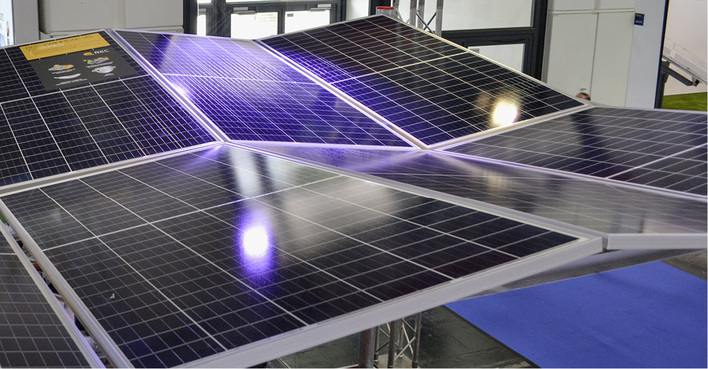 



Der Anstellwinkel der Module beträgt zehn Grad. Da sie aber nicht waagerecht aufgeständert sind, kann der Schmutz weggewaschen werden.
