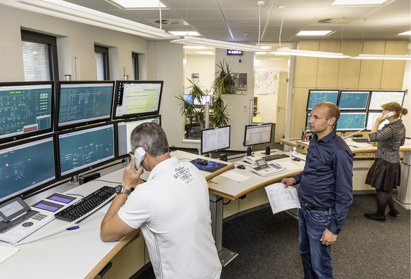 



Netzführungskoordinator Maik Quade (rechts) informiert sich in der Wemag-Netzleitwarte über die planmäßigen Schaltungen.

