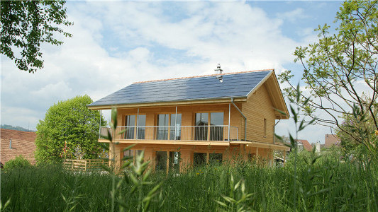 In ZUkunft könnten die CO2-Abgaben für fossil betriebene Heizungen in Gebäuden steigen. Ein Ausweg ist da die eigene Solaranlage, die beispielsweise eine Wärmepumpe oder einen Heizstab antreibt.