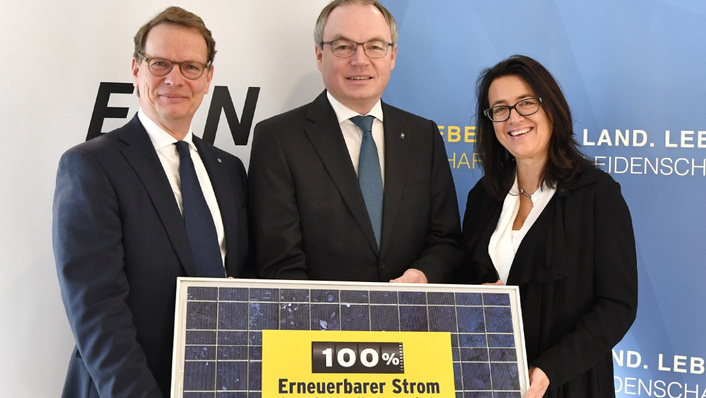 Stefan Szyszkowitz, Vorstandssprecher der EVN, Stephan Pernkopf, Landenshauptmann-Stellvertreter, und Monika Langthaler, Präsidentin von Arnold Schwarzeneggers Klimaschutzinitiative R20, präsentieren in St. Pölten das neue 1.000-Dächer-Programm.