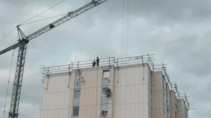 Die Stahlblechplatte kann an jegliche Aufbausituation angepasst werden.