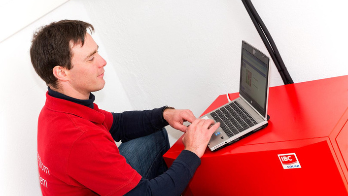 Die Installation von vorkonfektionierten Gesamtsystemen hat den Vorteil, dass der Hersteller dafür die komplette Garantie übernimmt. Spezifische Gegebenheiten an einem bestimmten Installationsort decken in der Regel die Möglichkeiten ab, wie der Speicher bei der Inbetriebnahme eingestellt wird.