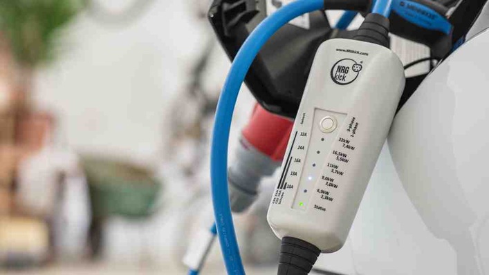 Die mobile Ladeeinheit macht nun jede Steckdose für das Laden eines Elektroautos nutzbar.