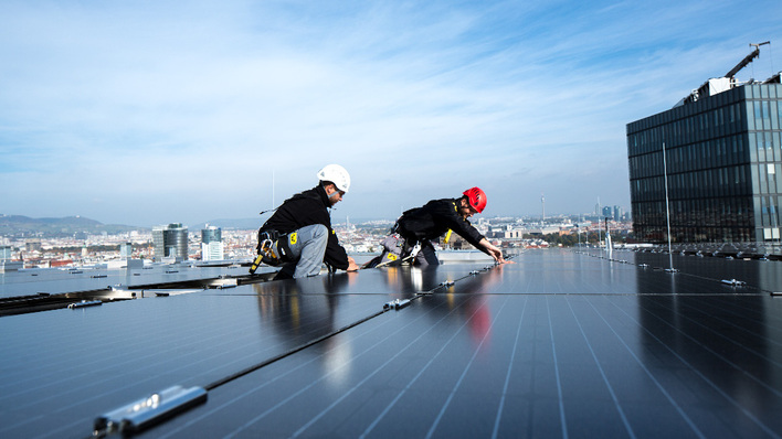Auch die Arbeit auf dem Flachdach ist gefährlich. Hier sollte das Bewusstsein, dass überall ein Absturz lauert nicht durch ein trügerisches Sicherheitsgefühl ersetzt werden. Die Absturzsicherung ist auch hier vorgeschrieben.