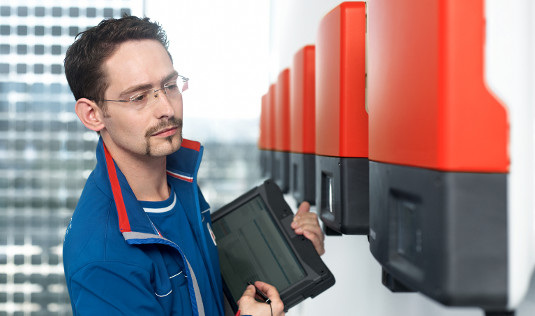 Wenn der Wechselrichter nachweislich keinen Strom verbraucht, werden auch keine Kosten für die Messung und den Stromzähler fällig.