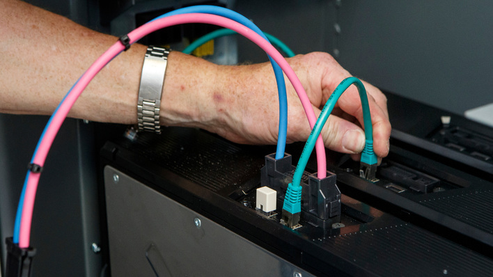 Physisch ist die Internetverbindung schnell aufgebaut. Doch knifflig wird es bei der Anmeldung des Speichers im Internet.