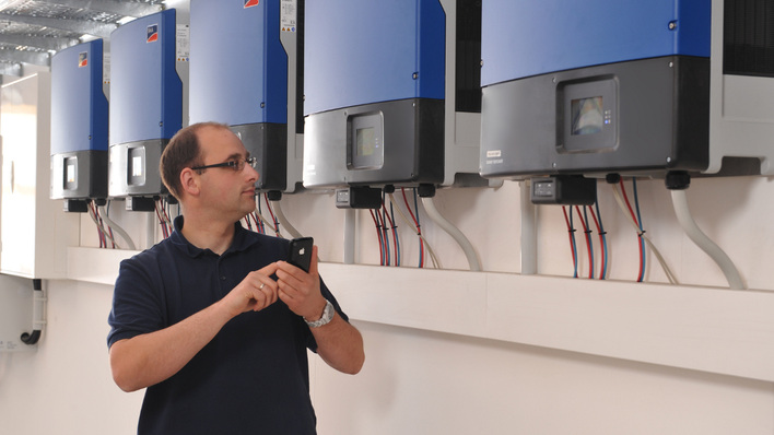 Der Anlagenbetreiber sollte jeden Tag die Anzeige des Wechselrichters kontrollieren, ob dort eine Fehlermeldung angezeigt wird. Auch die Ertragsdaten können helfen, einen Fehler zu entdecken, vor allem wenn der Anlagenbetreiber sie auch täglcih dokumentiert. Denn dann kann er Abweichungen erkennen.