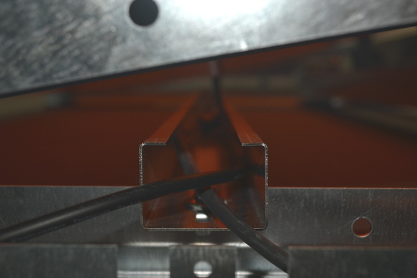 Nur bedingt gut: Die Kabel liegen zwar in einem separaten Kanal, werden aber am Ende über die scharfe Aluminiumkante geführt.